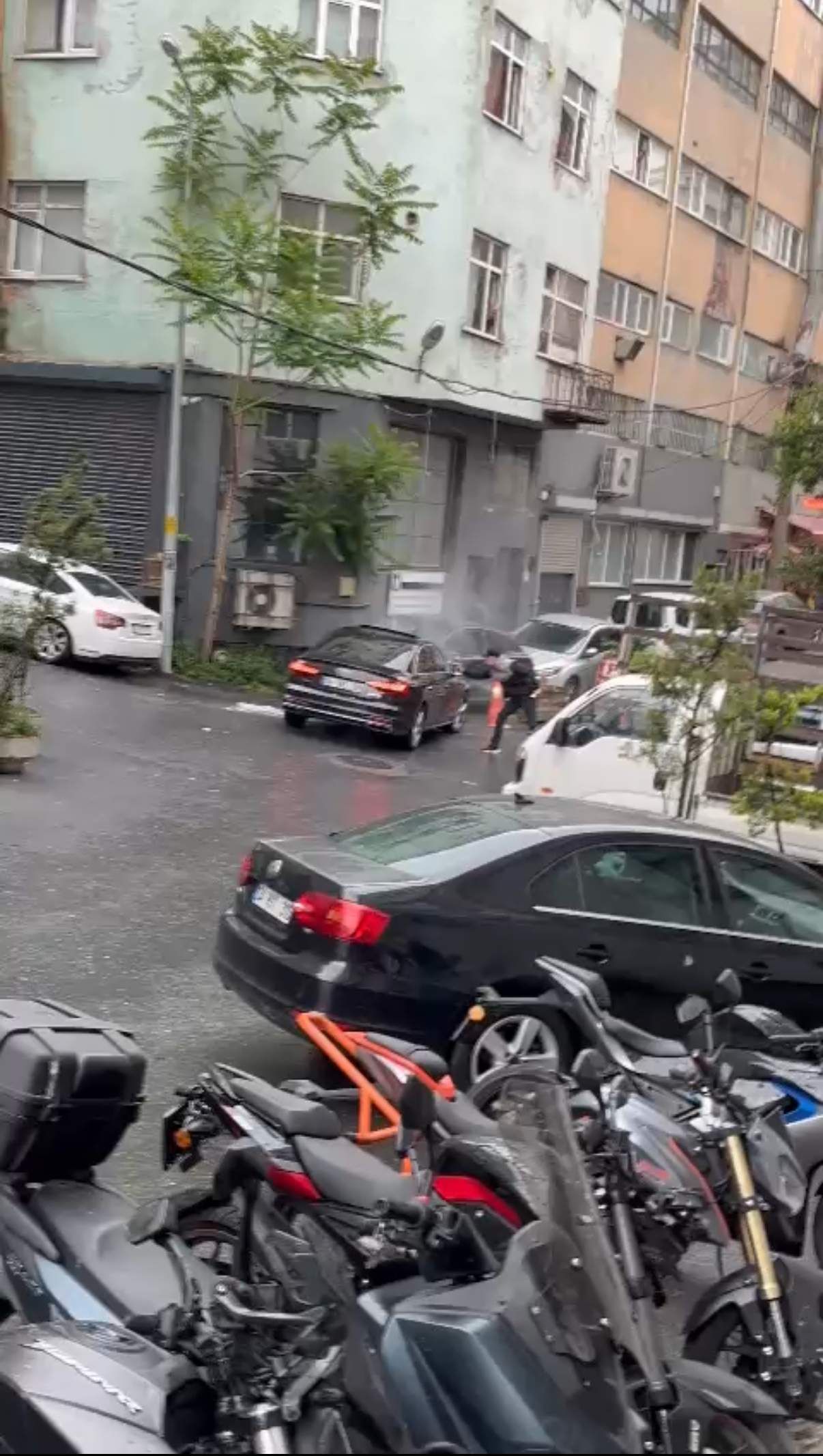 Kağıthane’de otomobile silahlı saldırı! İsmet Göksal'ı geçtiği sokakta bekleyip çapraz ateşle infaz ettiler 1