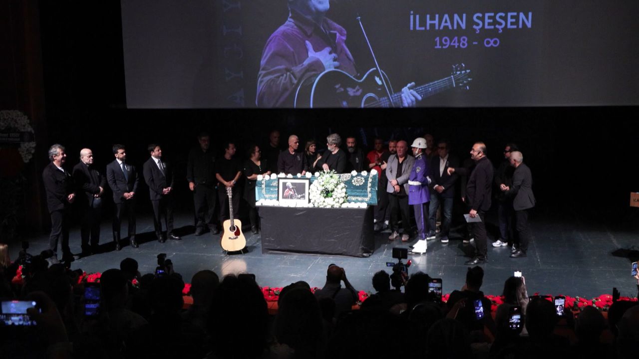 İlhan Şeşen'e veda... Cenaze asansörde kaldı! Sunay Akın'dan duygusal sözler: İlhan Abi gitmek istemedi! 11