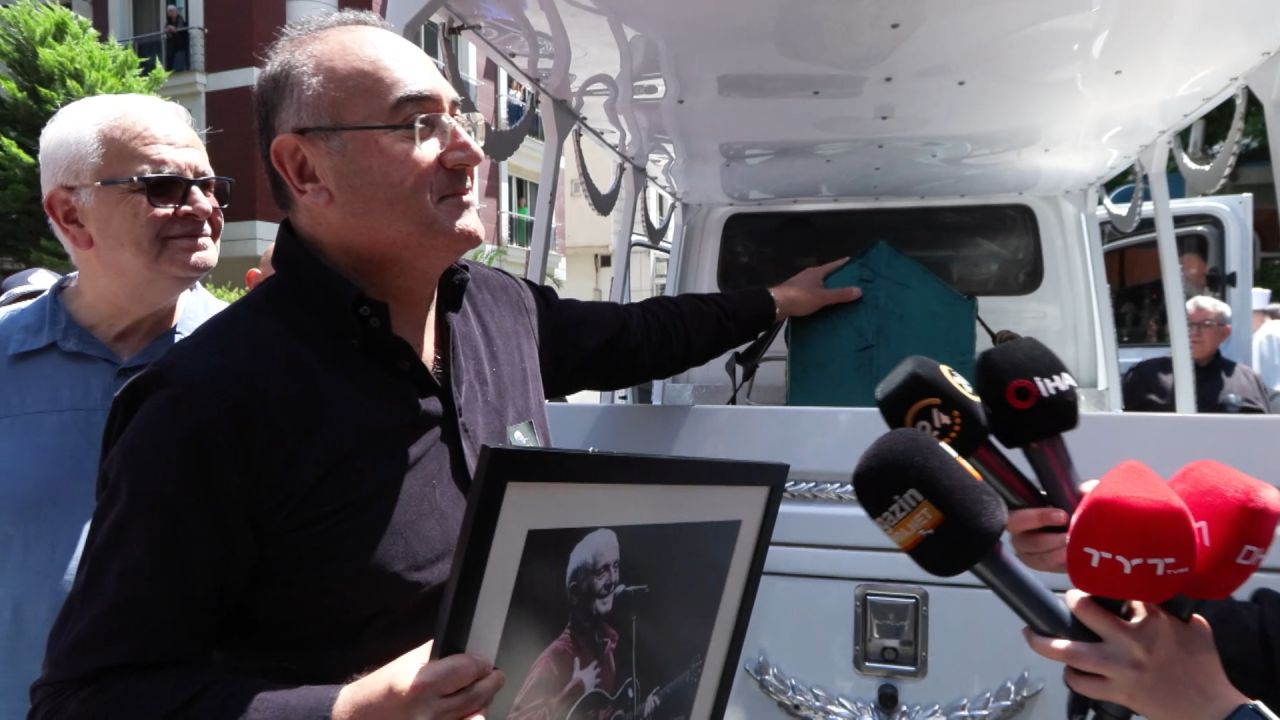 İlhan Şeşen'e veda... Cenaze asansörde kaldı! Sunay Akın'dan duygusal sözler: İlhan Abi gitmek istemedi! 13