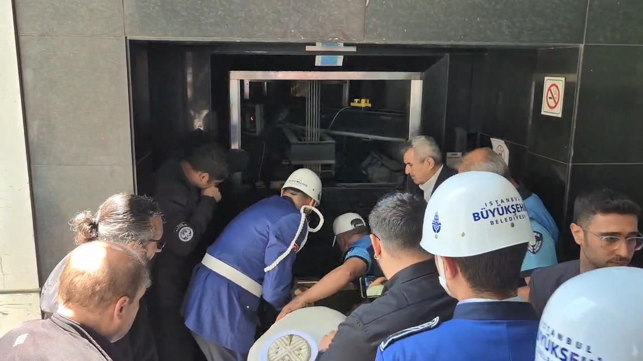 İlhan Şeşen'e veda... Cenaze asansörde kaldı! Sunay Akın'dan duygusal sözler: İlhan Abi gitmek istemedi! 9