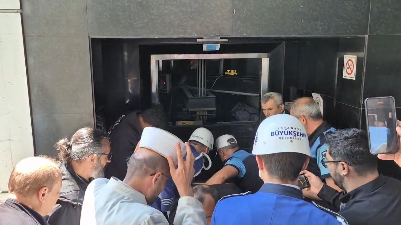 İlhan Şeşen'e veda... Cenaze asansörde kaldı! Sunay Akın'dan duygusal sözler: İlhan Abi gitmek istemedi! 6
