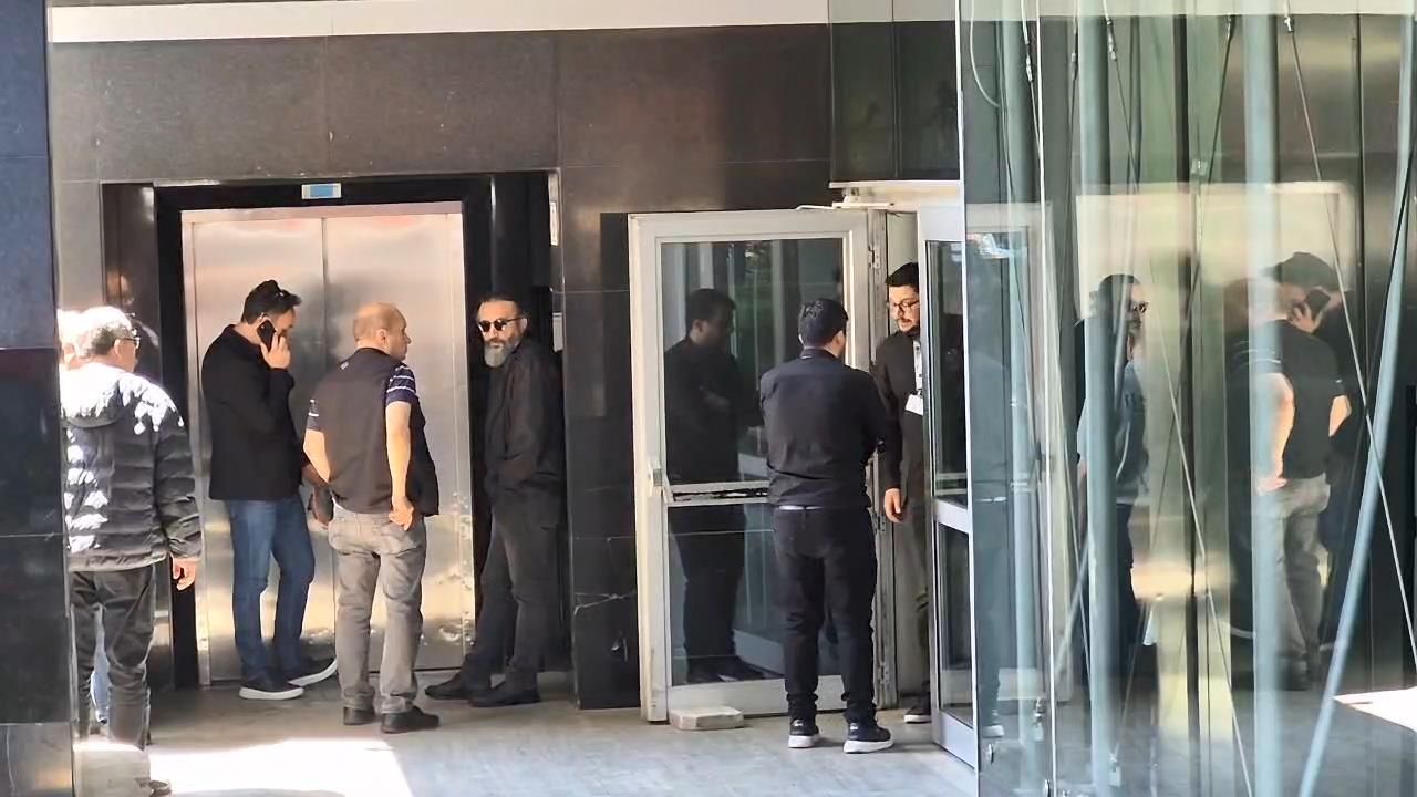 İlhan Şeşen'e veda... Cenaze asansörde kaldı! Sunay Akın'dan duygusal sözler: İlhan Abi gitmek istemedi! 7