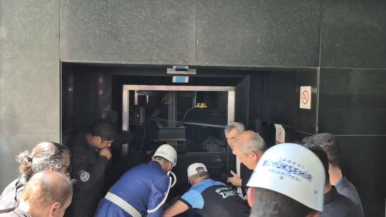 İlhan Şeşen'e veda... Cenaze asansörde kaldı! Sunay Akın'dan duygusal sözler: İlhan Abi gitmek istemedi! 8
