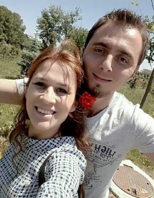 Dekoratif kemerin altında kalıp can veren Doktor Mehmet Baltacı ile eşi Güler Baltacı çocukluk aşkıymış 12