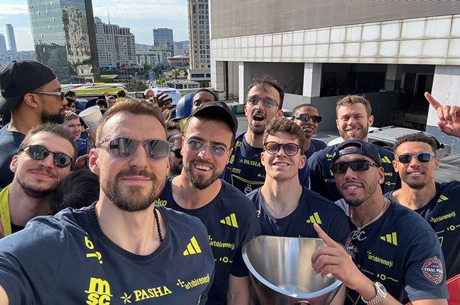 Fenerbahçe Beko, EuroLeague şampiyonluğunu taraftarlarıyla kutladı: Bağdat Caddesi'nde tarihi anlar... 9