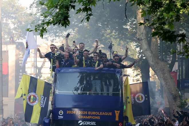 Fenerbahçe Beko, EuroLeague şampiyonluğunu taraftarlarıyla kutladı: Bağdat Caddesi'nde tarihi anlar... 12