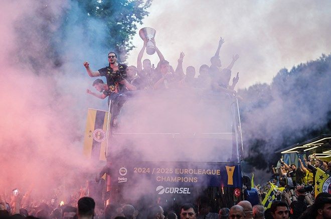 Fenerbahçe Beko, EuroLeague şampiyonluğunu taraftarlarıyla kutladı: Bağdat Caddesi'nde tarihi anlar... 13
