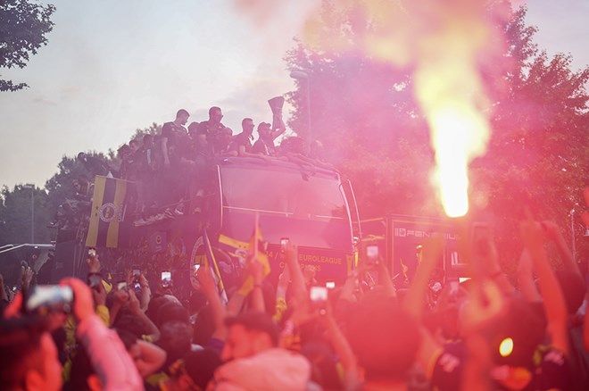 Fenerbahçe Beko, EuroLeague şampiyonluğunu taraftarlarıyla kutladı: Bağdat Caddesi'nde tarihi anlar... 14