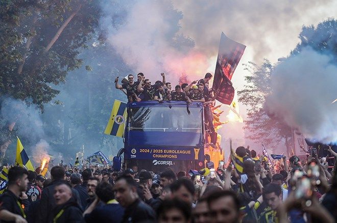 Fenerbahçe Beko, EuroLeague şampiyonluğunu taraftarlarıyla kutladı: Bağdat Caddesi'nde tarihi anlar... 15