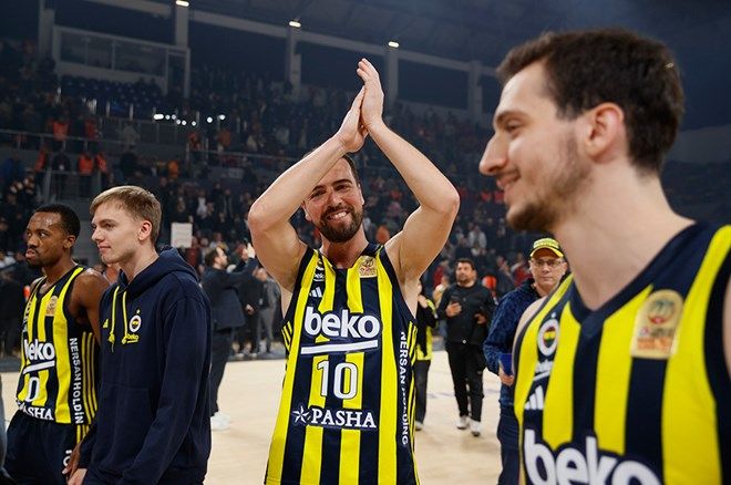 Fenerbahçe Beko, EuroLeague şampiyonluğunu taraftarlarıyla kutladı: Bağdat Caddesi'nde tarihi anlar... 7