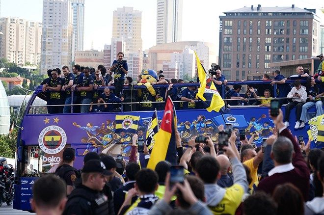 Fenerbahçe Beko, EuroLeague şampiyonluğunu taraftarlarıyla kutladı: Bağdat Caddesi'nde tarihi anlar... 10