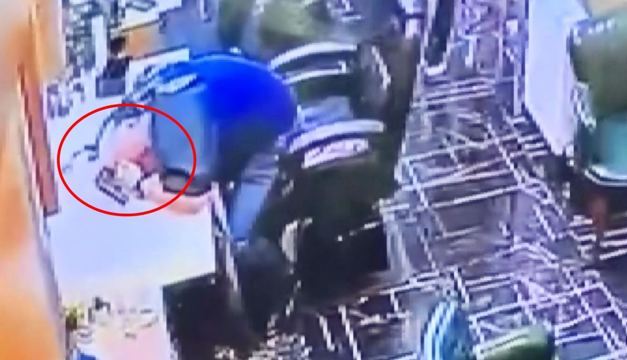 Samsun'da berberde kardeş cinayeti: Silahını hızlı çeken hayatta kaldı! Olay anı kamerada... 4