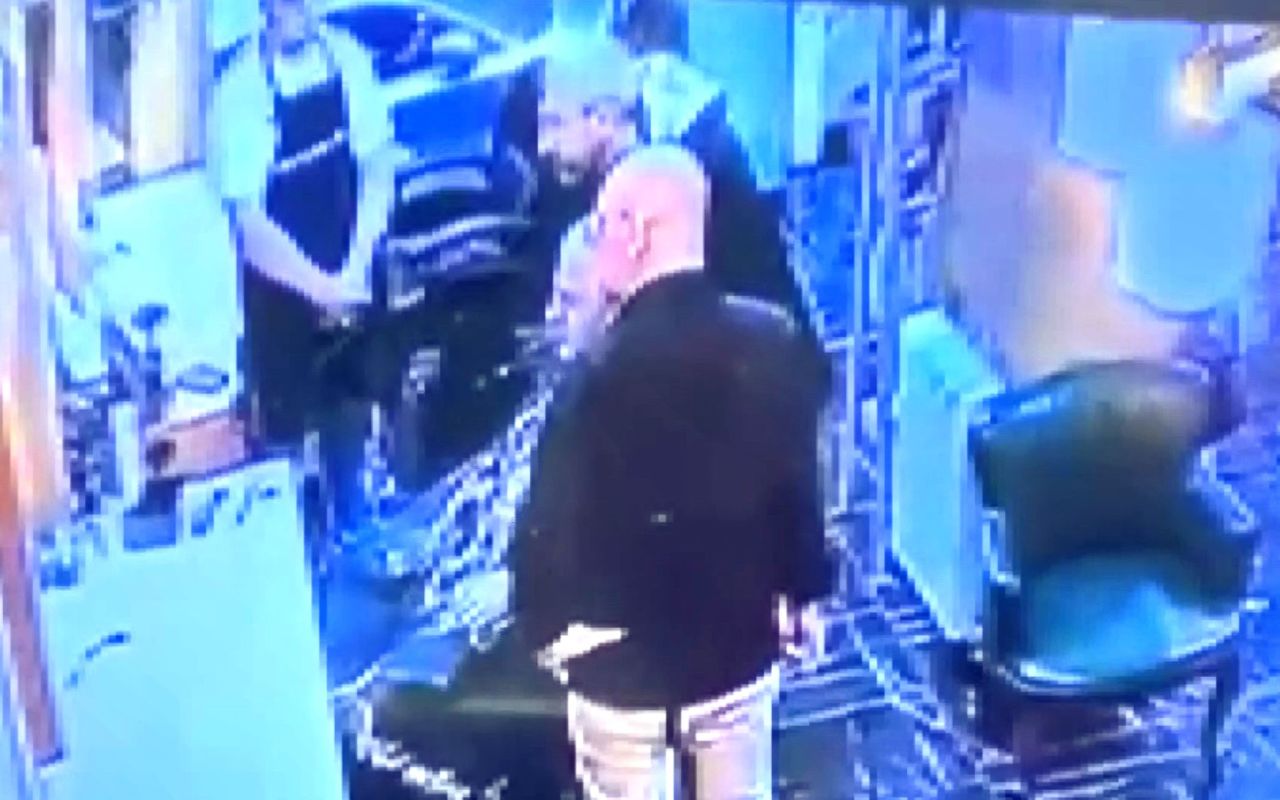 Samsun'da berberde kardeş cinayeti: Silahını hızlı çeken hayatta kaldı! Olay anı kamerada... 3