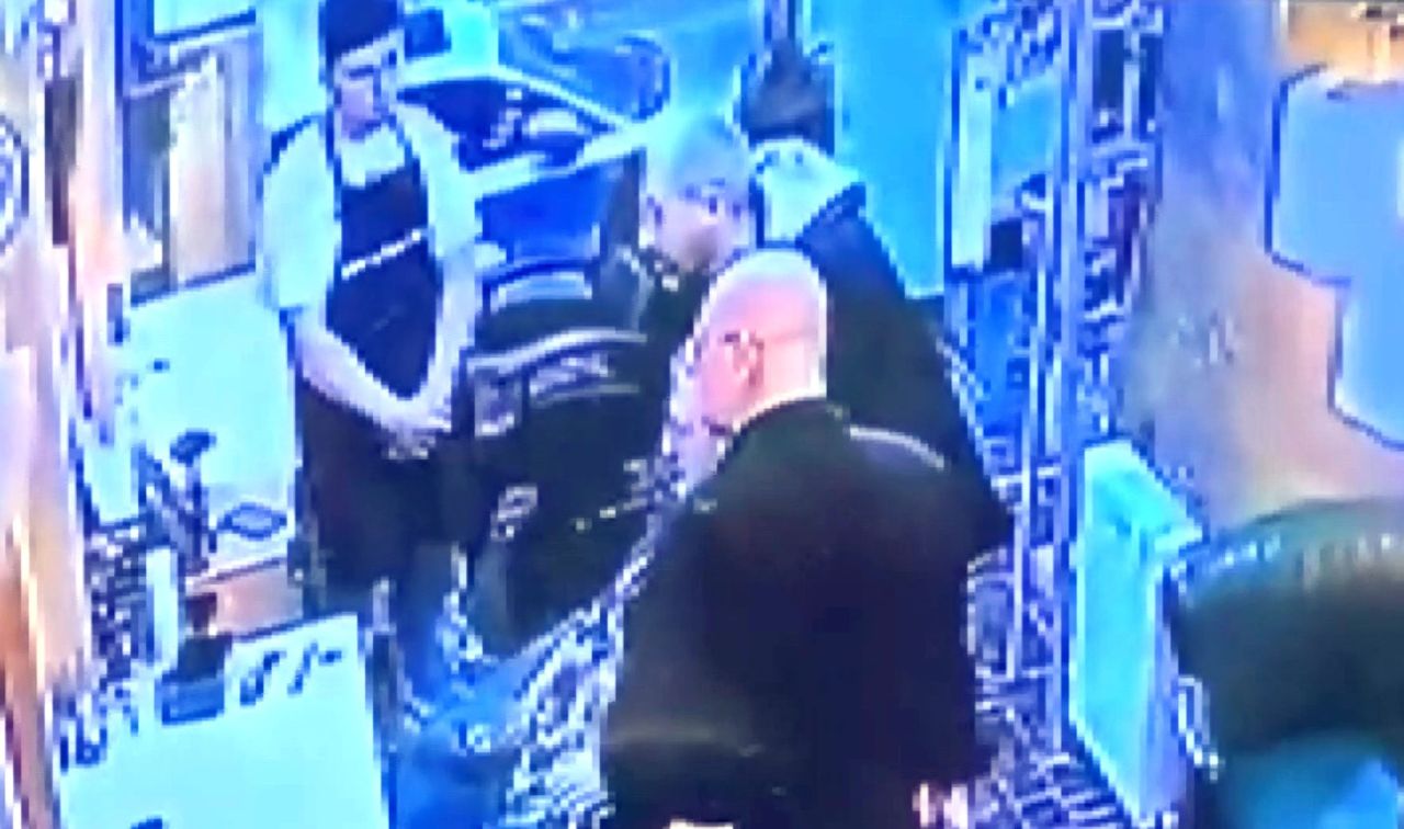 Samsun'da berberde kardeş cinayeti: Silahını hızlı çeken hayatta kaldı! Olay anı kamerada... 2