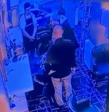 Samsun'da berberde kardeş cinayeti: Silahını hızlı çeken hayatta kaldı! Olay anı kamerada... 8