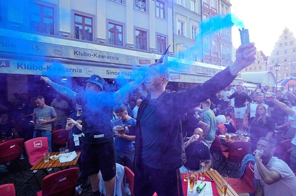 Final değil, meydan savaşı! Konferans Ligi Finali öncesi Wroclaw’da taraftarlar birbirine girdi! 9