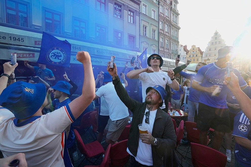Final değil, meydan savaşı! Konferans Ligi Finali öncesi Wroclaw’da taraftarlar birbirine girdi! 6