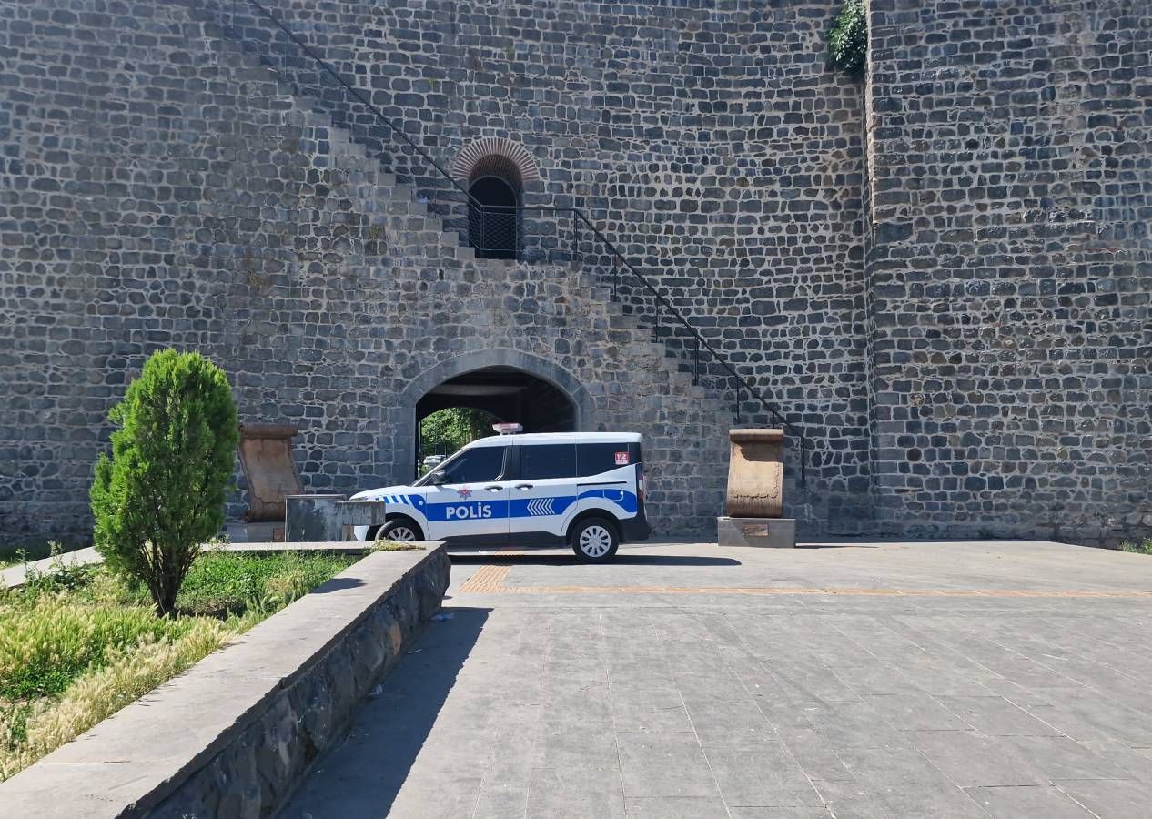 Diyarbakır surlarına asılan 'İmamoğlu' pankartlarına polis el koydu, CHP'li başkana ceza kesildi 3