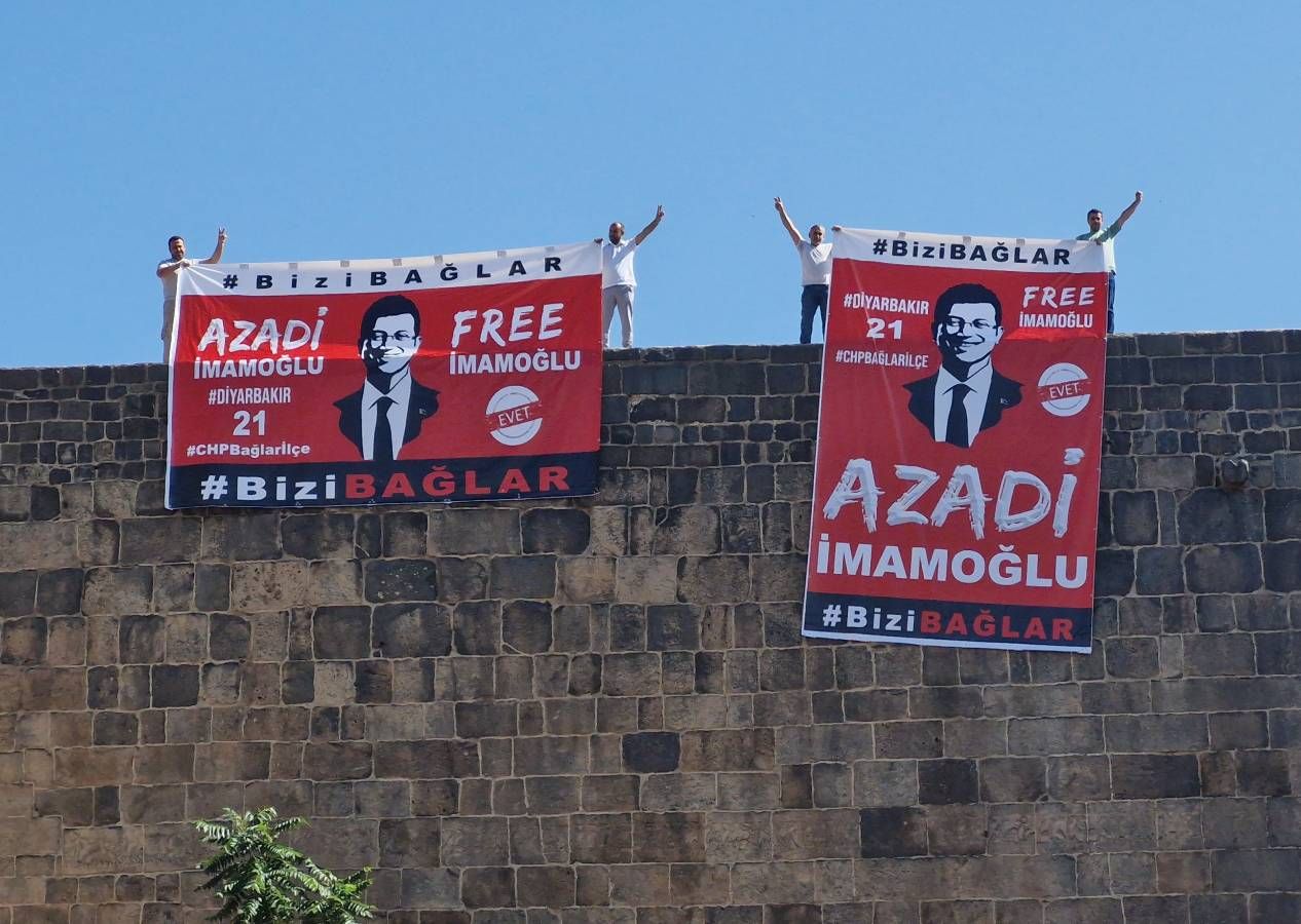 Diyarbakır surlarına asılan 'İmamoğlu' pankartlarına polis el koydu, CHP'li başkana ceza kesildi 5