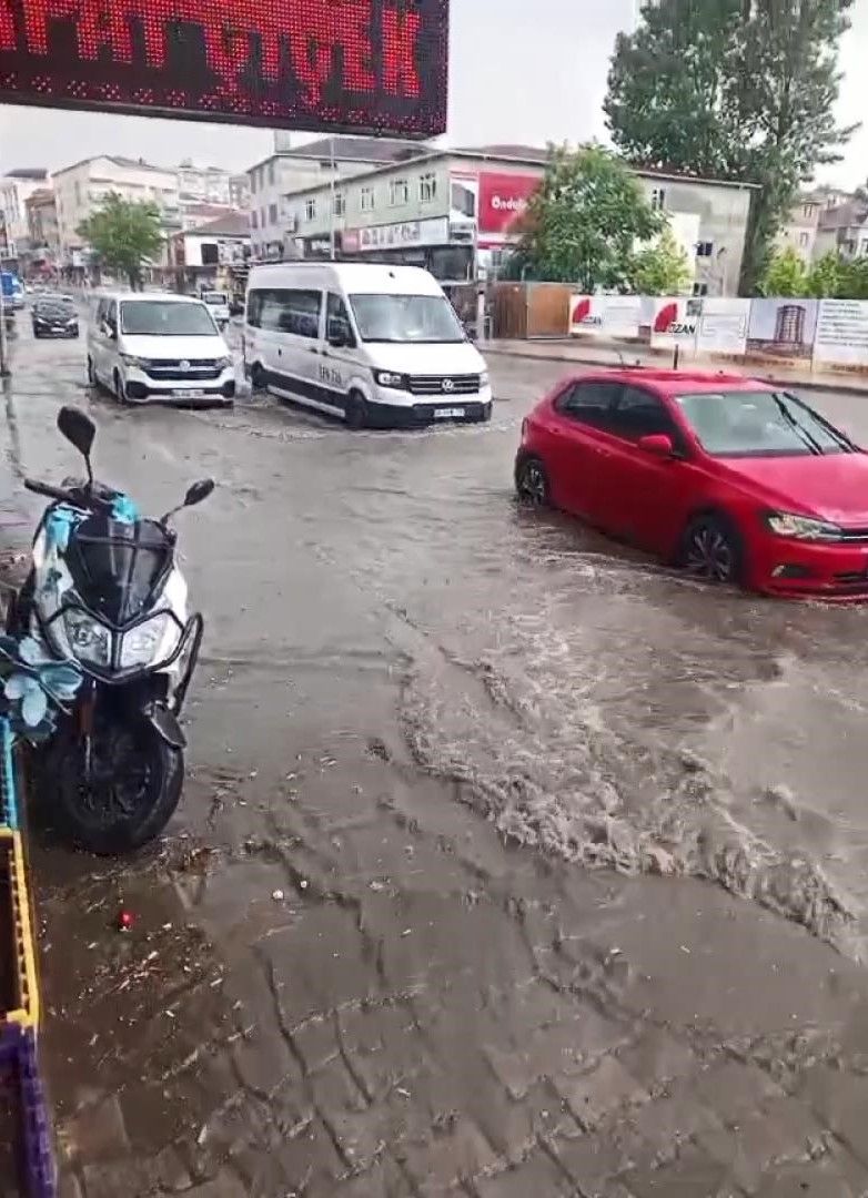 Sağanak bastırdı, İstanbul'da yollar göle döndü araçlar suda yüzdü 1