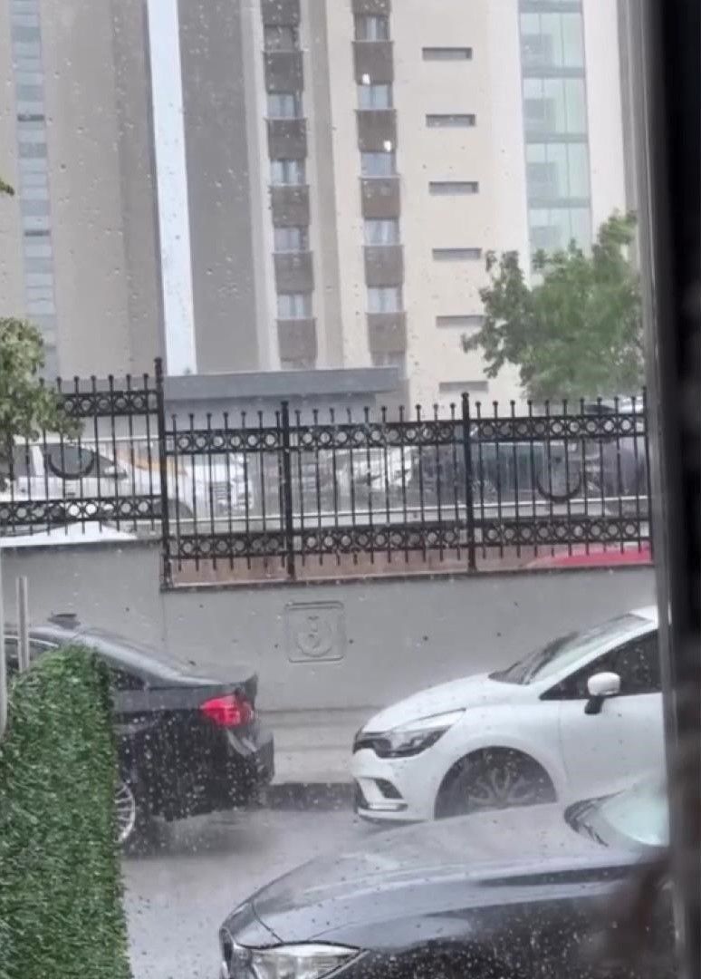 Sağanak bastırdı, İstanbul'da yollar göle döndü araçlar suda yüzdü 2