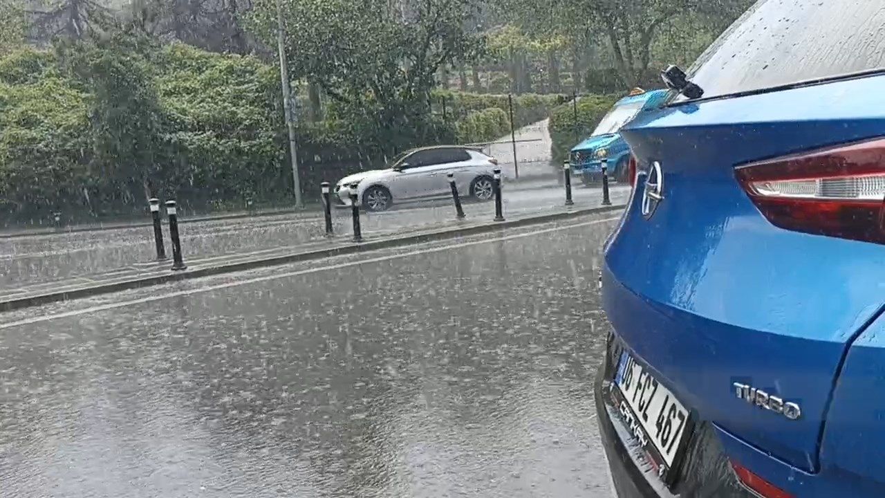Sağanak bastırdı, İstanbul'da yollar göle döndü araçlar suda yüzdü 6