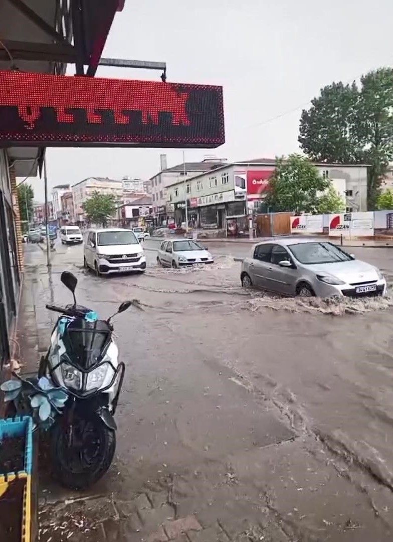 Sağanak bastırdı, İstanbul'da yollar göle döndü araçlar suda yüzdü 4