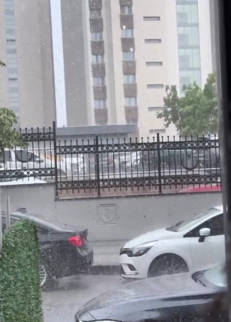 Sağanak bastırdı, İstanbul'da yollar göle döndü araçlar suda yüzdü 3