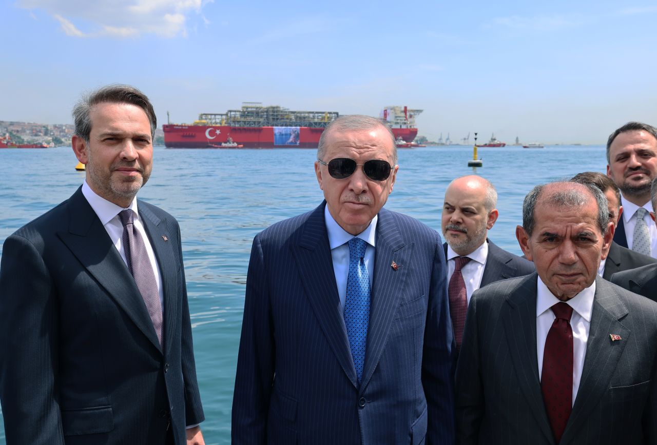 Cumhurbaşkanı Erdoğan Dolmabahçe'den uğurladı: Doğalgaz üretim platformu Osman Gazi Karadeniz'e açıldı 1