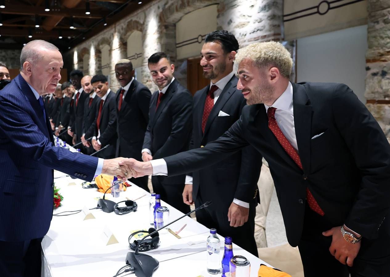 Galatasaray'dan Dolmabahçe'ye tam kadro ziyaret: Cumhurbaşkanı Erdoğan'a 53 numaralı forma hediye edildi 9