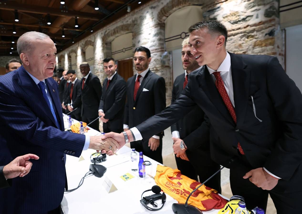 Galatasaray'dan Dolmabahçe'ye tam kadro ziyaret: Cumhurbaşkanı Erdoğan'a 53 numaralı forma hediye edildi 1