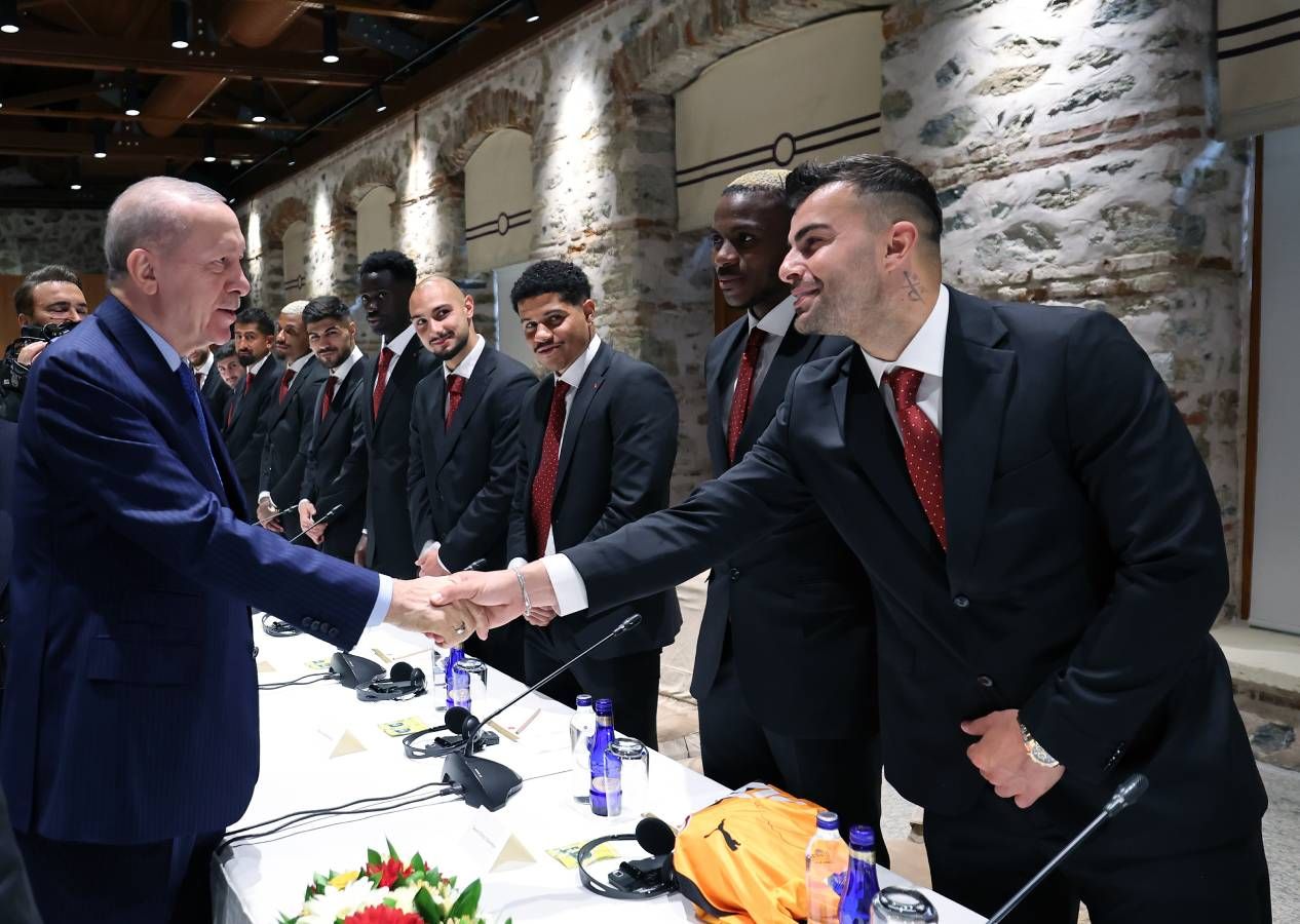 Galatasaray'dan Dolmabahçe'ye tam kadro ziyaret: Cumhurbaşkanı Erdoğan'a 53 numaralı forma hediye edildi 8