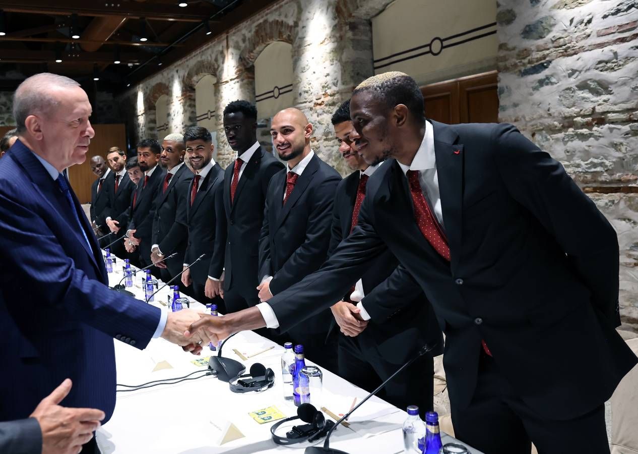 Galatasaray'dan Dolmabahçe'ye tam kadro ziyaret: Cumhurbaşkanı Erdoğan'a 53 numaralı forma hediye edildi 4
