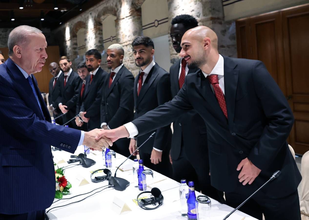Galatasaray'dan Dolmabahçe'ye tam kadro ziyaret: Cumhurbaşkanı Erdoğan'a 53 numaralı forma hediye edildi 7
