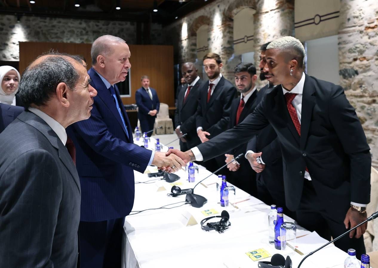 Galatasaray'dan Dolmabahçe'ye tam kadro ziyaret: Cumhurbaşkanı Erdoğan'a 53 numaralı forma hediye edildi 6