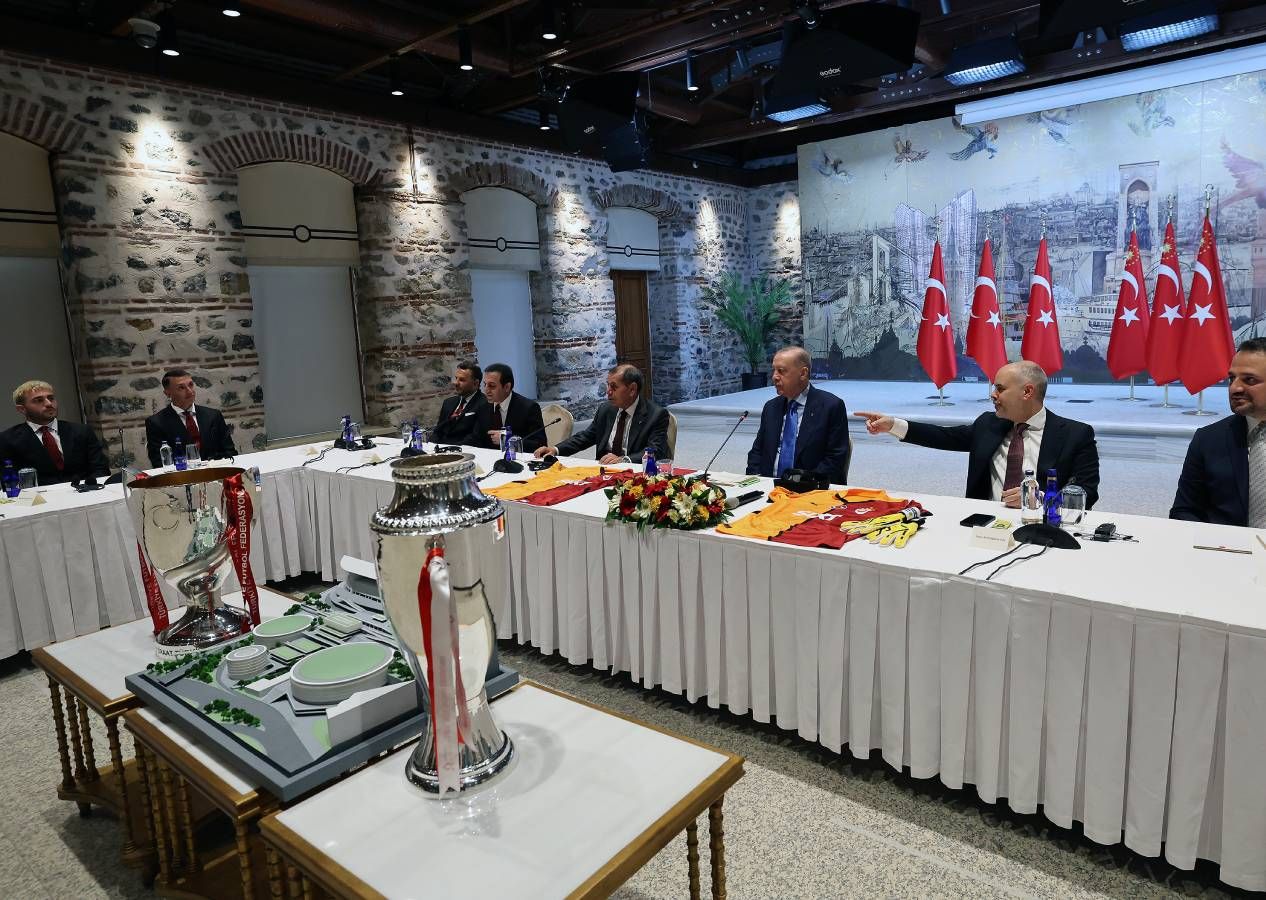 Galatasaray'dan Dolmabahçe'ye tam kadro ziyaret: Cumhurbaşkanı Erdoğan'a 53 numaralı forma hediye edildi 5