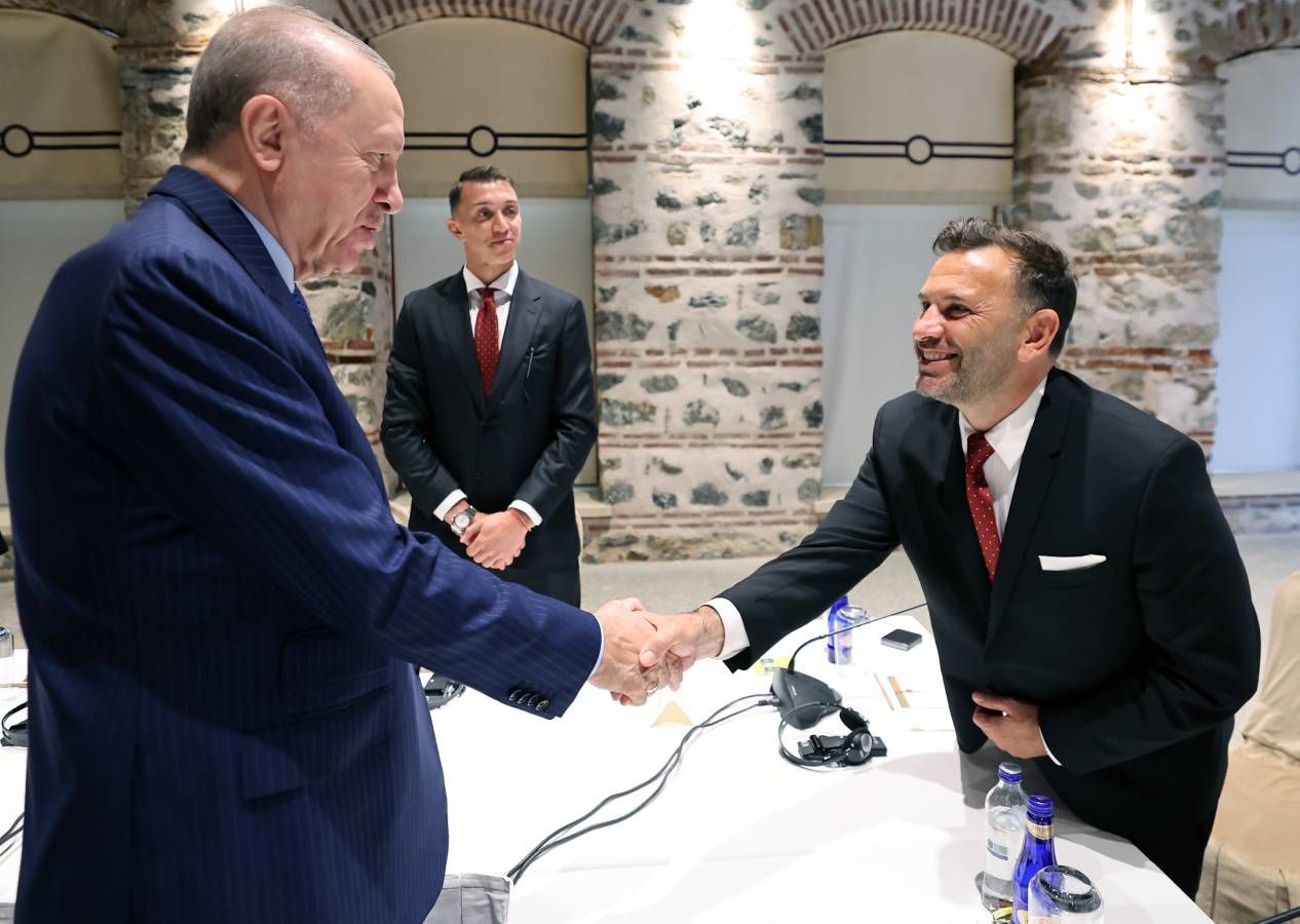 Galatasaray'dan Dolmabahçe'ye tam kadro ziyaret: Cumhurbaşkanı Erdoğan'a 53 numaralı forma hediye edildi 3