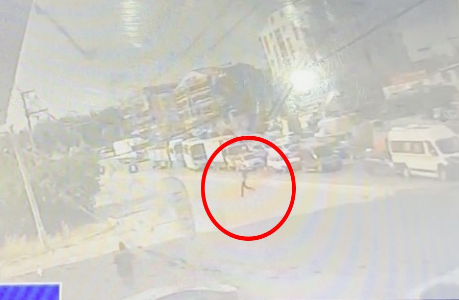 İzmir'de mafya usulü infaz! 3 kişinin öldüğü, 3 kişinin de yaralandığı silahlı saldırı kamerada 4