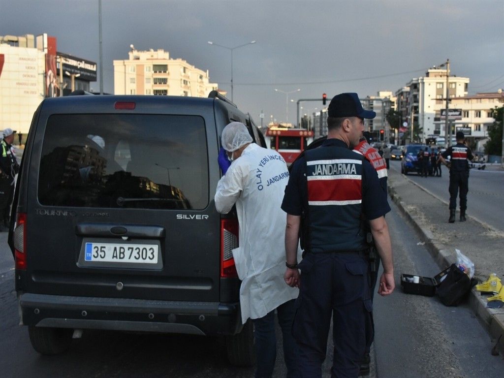 İzmir'de mafya usulü infaz! 3 kişinin öldüğü, 3 kişinin de yaralandığı silahlı saldırı kamerada 1