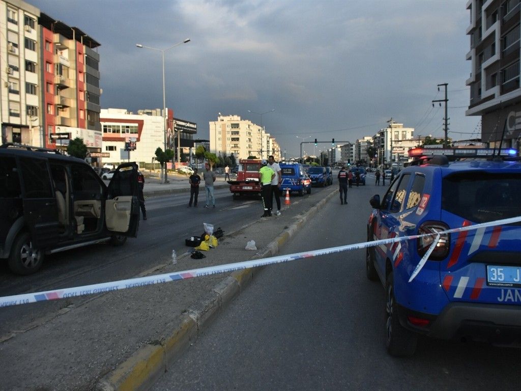 İzmir'de mafya usulü infaz! 3 kişinin öldüğü, 3 kişinin de yaralandığı silahlı saldırı kamerada 2