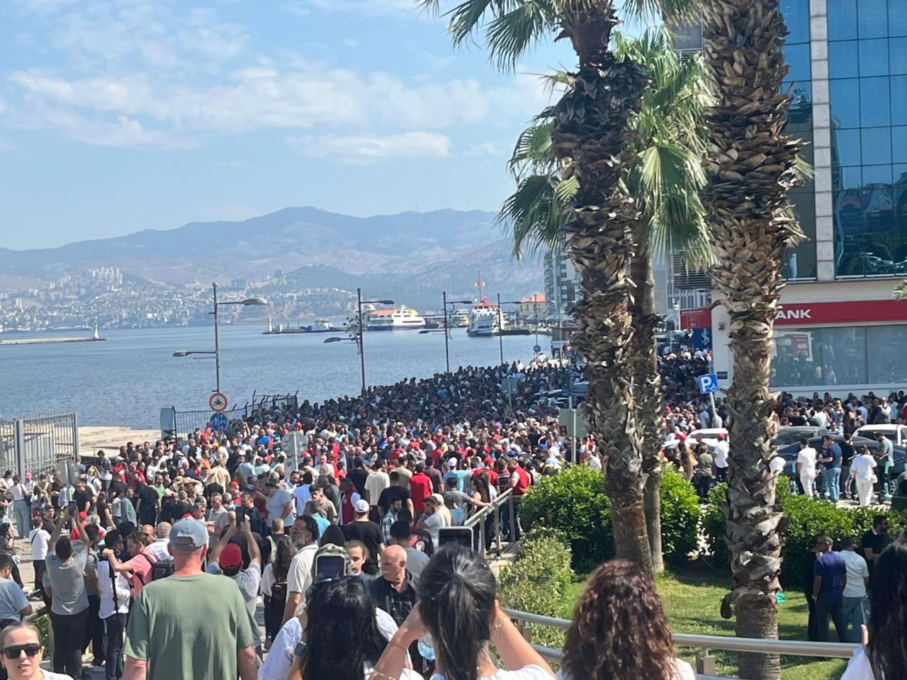 İzmir'de grevin ikinci günü: DİSK temsilcisi 50 akrabasını İzmir belediyesinde işe sokmuş! Maaş talebi gündem oldu 10