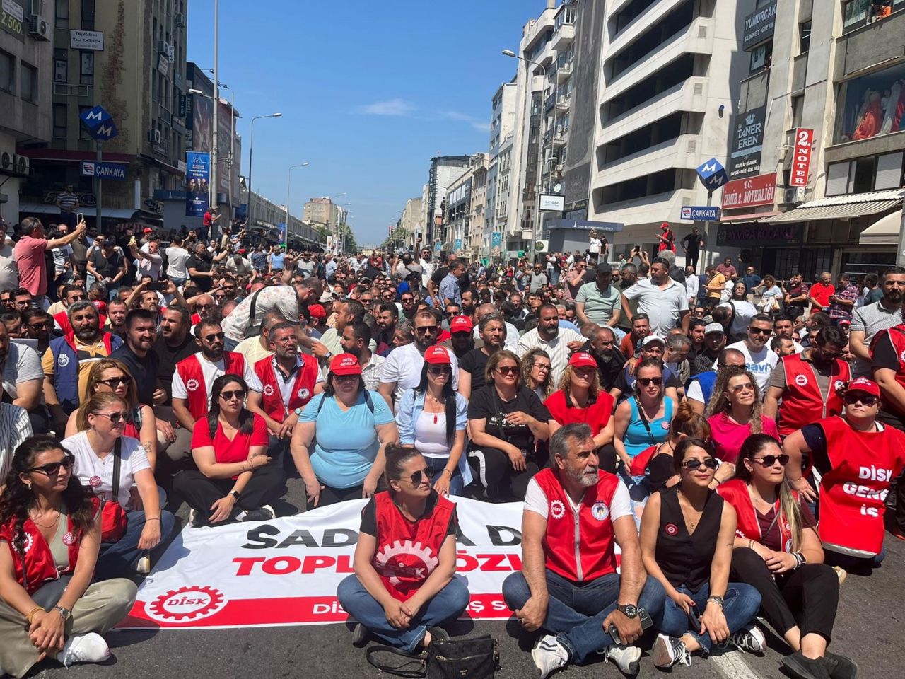 İzmir'de grevin ikinci günü: DİSK temsilcisi 50 akrabasını İzmir belediyesinde işe sokmuş! Maaş talebi gündem oldu 11