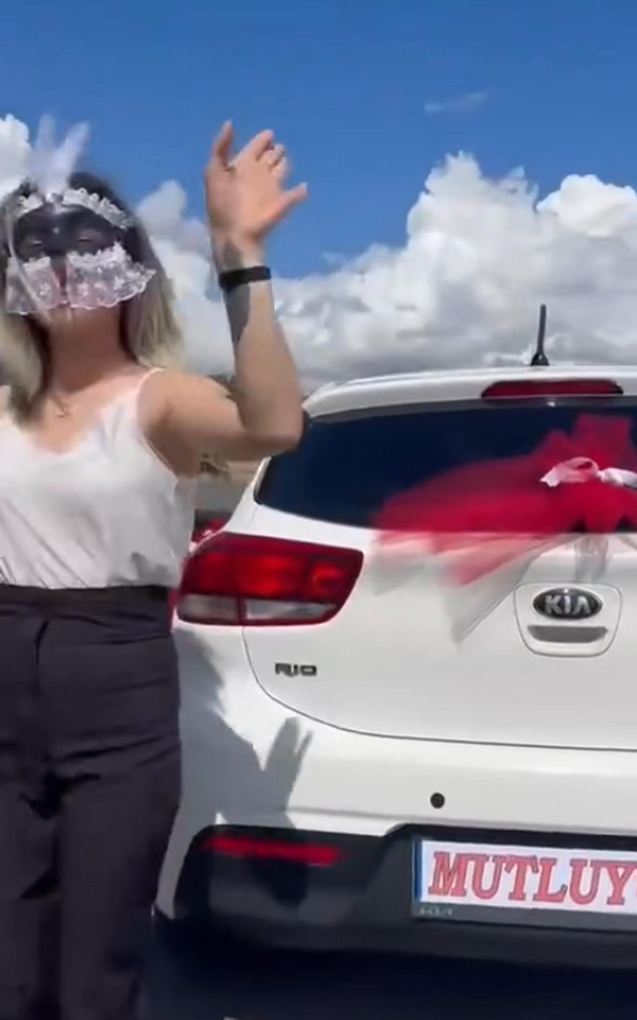 Tekirdağ'da kumarbaz eşinden boşanan kadın göbek atarak kutlama yaptı 1
