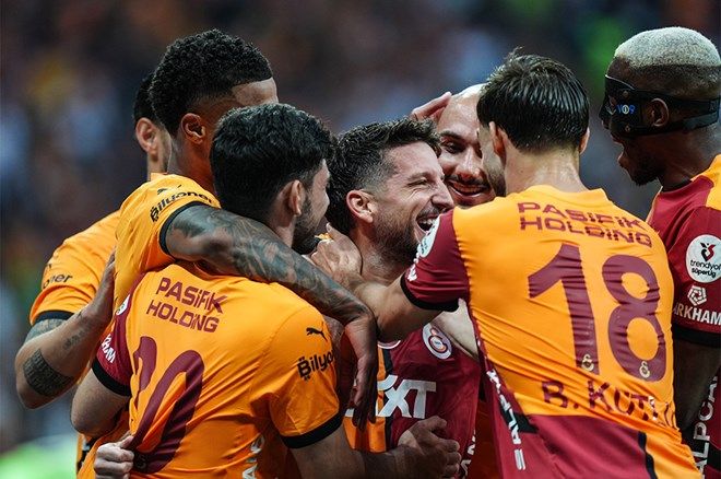 Fernando Muslera ve Dries Mertens Galatasaray formasıyla son maçına çıktı: Omuzlarda veda ettiler 1