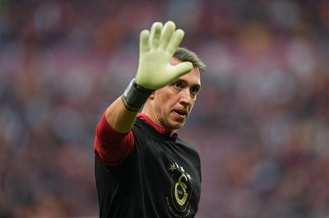 Fernando Muslera ve Dries Mertens Galatasaray formasıyla son maçına çıktı: Omuzlarda veda ettiler 2