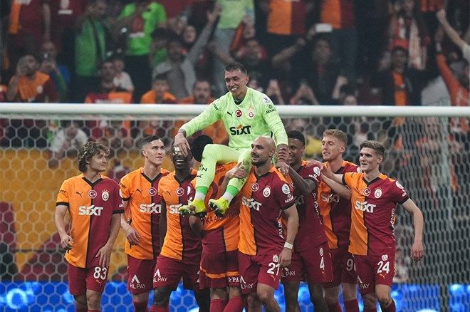 Fernando Muslera ve Dries Mertens Galatasaray formasıyla son maçına çıktı: Omuzlarda veda ettiler 4