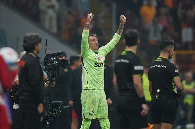 Fernando Muslera ve Dries Mertens Galatasaray formasıyla son maçına çıktı: Omuzlarda veda ettiler 5