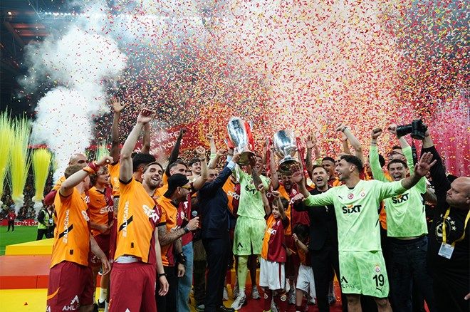 Galatasaray şampiyonluğunu kutladı: Drone şovla gökyüzü aydınlandı! 12