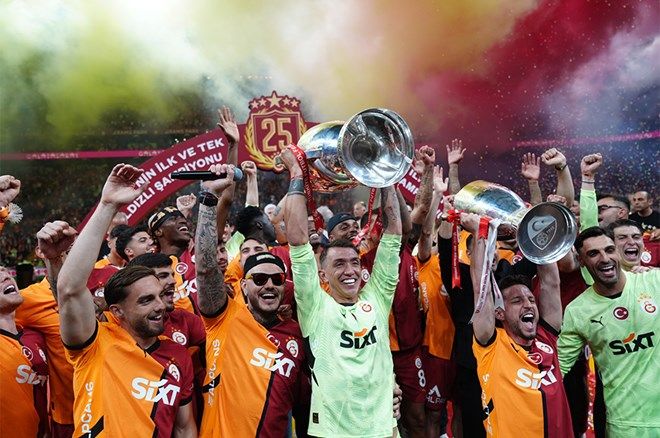 Galatasaray şampiyonluğunu kutladı: Drone şovla gökyüzü aydınlandı! 13