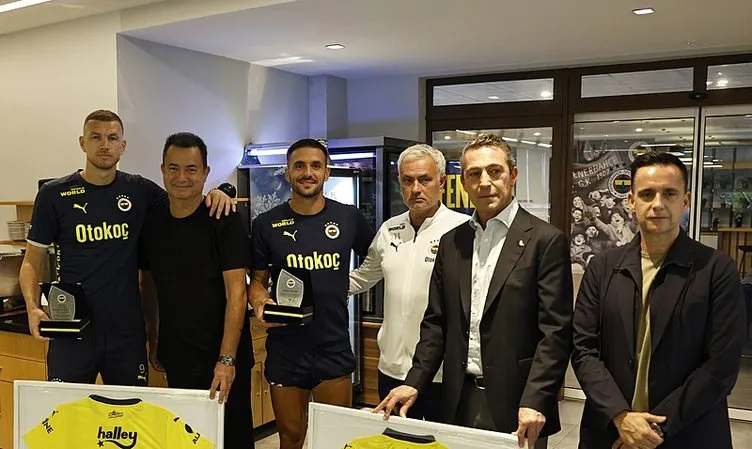Fenerbahçe'de skandal tören: Yıldız isimlere mutfakta plaket verildi... 4
